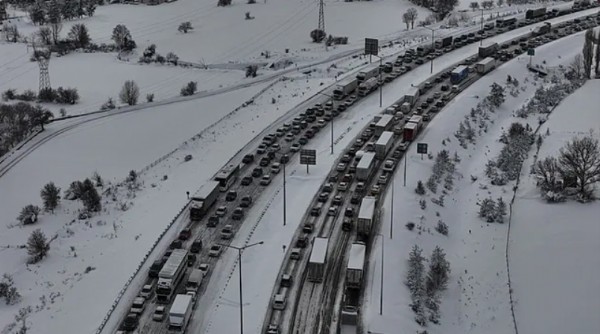 Bolu geçişinde trafik felç! Ankara ve İstanbul yönünde ulaşım durdu: Kilometrelerce araç kuyruğu oluştu